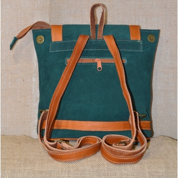 Mały plecak ze skóry zamszowej zielony z kwiatowym haftem