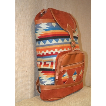 Plecak damski etniczny koloru ceglastego ze skóry zamszowej z wełnianym materiałem.