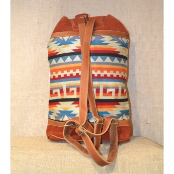 Plecak damski etniczny koloru ceglastego ze skóry zamszowej z wełnianym materiałem.