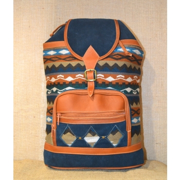Plecak damski etniczny koloru morskiego wykonany ze skóry zamszowej z wełnianym materiałem.