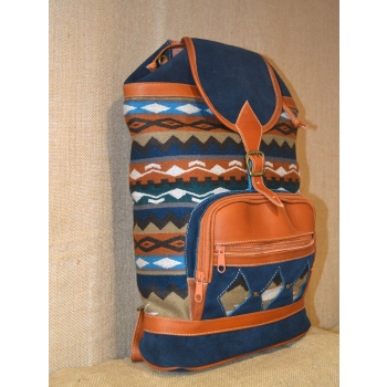 Plecak damski etniczny koloru morskiego wykonany ze skóry zamszowej z wełnianym materiałem.