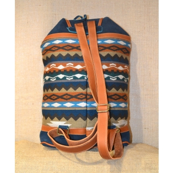 Plecak damski etniczny koloru morskiego wykonany ze skóry zamszowej z wełnianym materiałem.