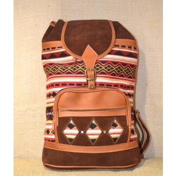 Plecak damski etniczny brązowy ze skóry  zamszowej z wełnianym materiałem.