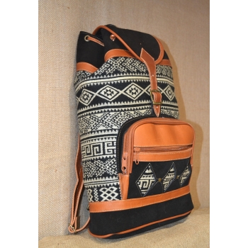 Plecak damski etniczny czarny ze skóry  zamszowej z wełnianym materiałem.