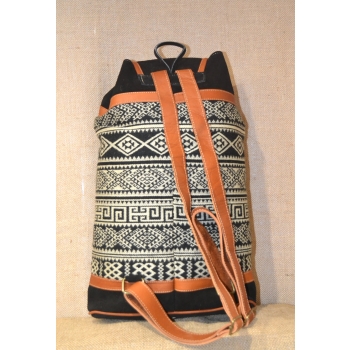 Plecak damski etniczny czarny ze skóry  zamszowej z wełnianym materiałem.