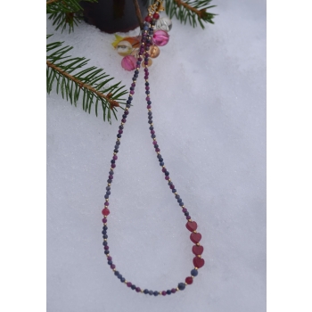 Naszyjnik z szafirowymi, rubinowymi i chalcedonowymi sercami.