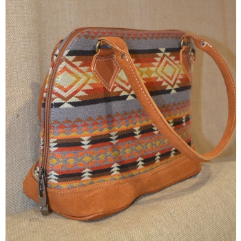 Torebka etniczna z brązowej zamszowej skóry i wełnianej haftowanej tkaniny .