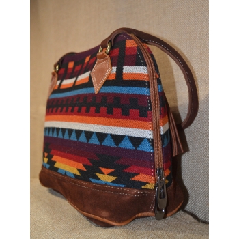 Torebka etniczna z ciemnobrązowej zamszowej skóry i wełnianej haftowanej tkaniny .