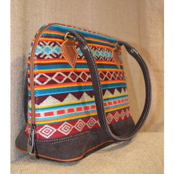 Torebka etniczna z ciemnobrązowej zamszowej skóry i wełnianej haftowanej tkaniny .