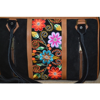 Torebka skórzana zamszowa czarna typu kuferek z kwiatowym haftem .