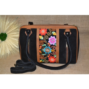 Torebka skórzana zamszowa czarna typu kuferek z kwiatowym haftem .