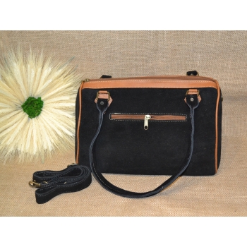 Torebka skórzana zamszowa czarna typu kuferek z kwiatowym haftem .