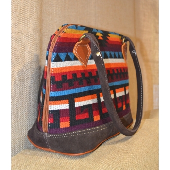 Torebka etniczna z ciemnobrązowej zamszowej skóry i wełnianej haftowanej tkaniny .