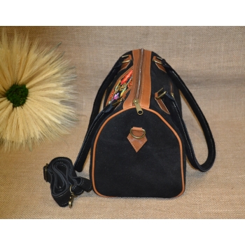 Torebka skórzana zamszowa czarna typu kuferek z kwiatowym haftem .