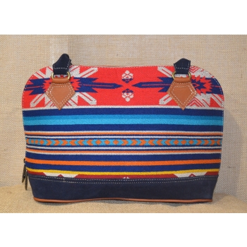 Torebka etniczna z granatowej zamszowej skóry i wełnianej haftowanej tkaniny .