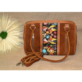 Torebka skórzana zamszowa jasnobrązowa typu kuferek z kwiatowym haftem .