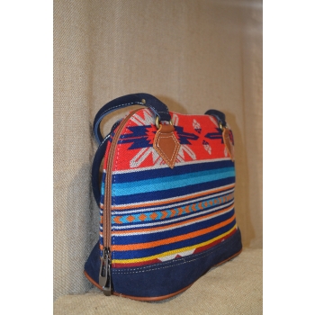 Torebka etniczna z granatowej zamszowej skóry i wełnianej haftowanej tkaniny .