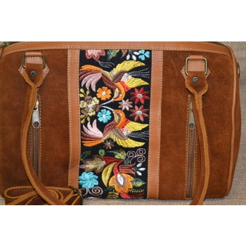 Torebka skórzana zamszowa jasnobrązowa typu kuferek z kwiatowym haftem .