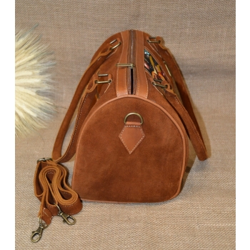 Torebka skórzana zamszowa jasnobrązowa typu kuferek z kwiatowym haftem .