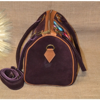 Torebka skórzana zamszowa bordowa typu kuferek z kwiatowym haftem .