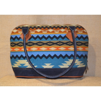 Torebka etniczna z granatowej zamszowej skóry i wełnianej haftowanej tkaniny .