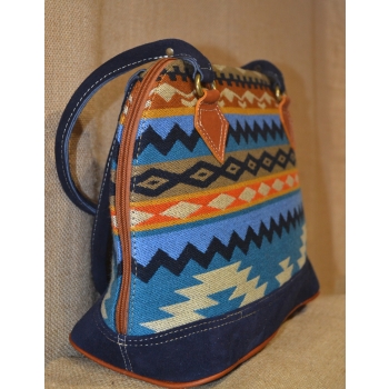 Torebka etniczna z granatowej zamszowej skóry i wełnianej haftowanej tkaniny .