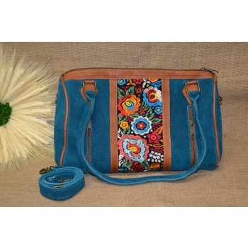 Torebka skórzana zamszowa błękitna typu kuferek z kwiatowym haftem .