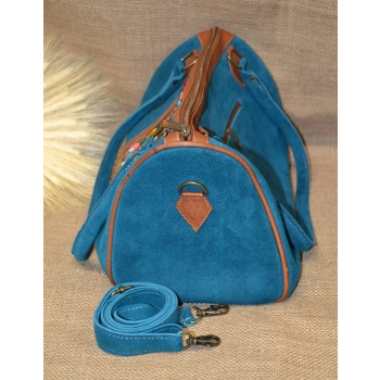 Torebka skórzana zamszowa błękitna typu kuferek z kwiatowym haftem .