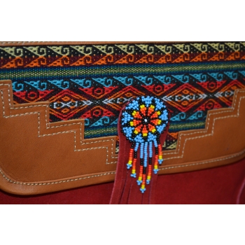 Torebka ze skóry etno w czerwonym kolorze  z koralikami mullo .