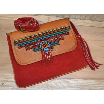 Torebka ze skóry etno w czerwonym kolorze  z koralikami mullo .