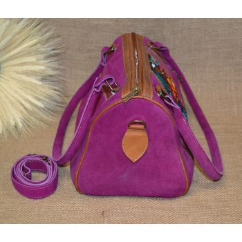 Torebka skórzana zamszowa kolor fuksja  typu kuferek z kwiatowym haftem .