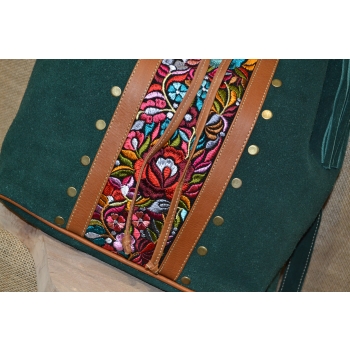 Torebka worek etno ze skóry ciemnozielona z kwiatowym haftem