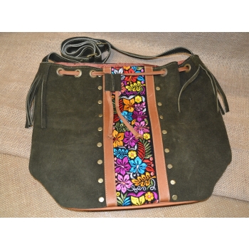 Torebka worek etno ze skóry zielona z kwiatowym haftem .