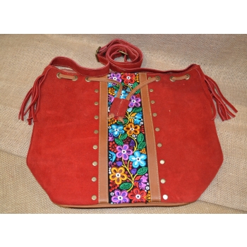 Torebka worek etno ze skóry czerwona z kwiatowym haftem .