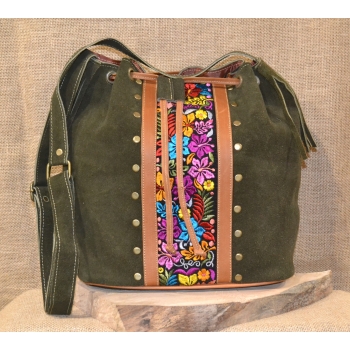 Torebka worek etno ze skóry zielona z kwiatowym haftem .