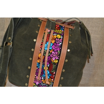 Torebka worek etno ze skóry zielona z kwiatowym haftem .