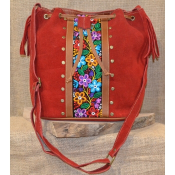 Torebka worek etno ze skóry czerwona z kwiatowym haftem .
