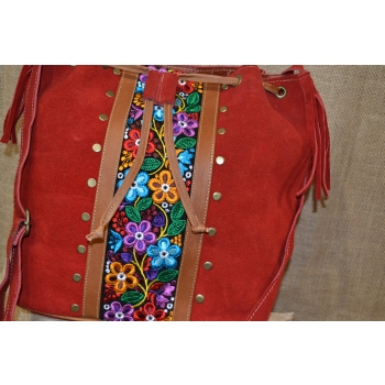 Torebka worek etno ze skóry czerwona z kwiatowym haftem .