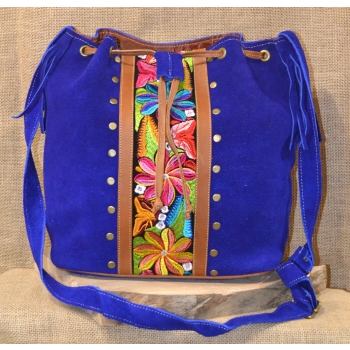 Torebka worek etno ze skóry niebieska z kwiatowym haftem .