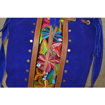 Torebka worek etno ze skóry niebieska z kwiatowym haftem .