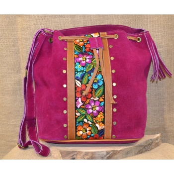 Torebka worek etno ze skóry różowa z kwiatowym haftem .