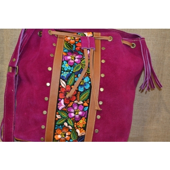 Torebka worek etno ze skóry różowa z kwiatowym haftem .