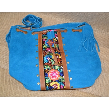 Torebka worek etno ze skóry jasnoniebieska z kwiatowym haftem .