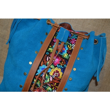 Torebka worek etno ze skóry jasnoniebieska z kwiatowym haftem .