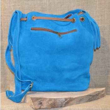 Torebka worek etno ze skóry jasnoniebieska z kwiatowym haftem .