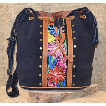 Torebka worek etno ze skóry granatowa z kwiatowym haftem .