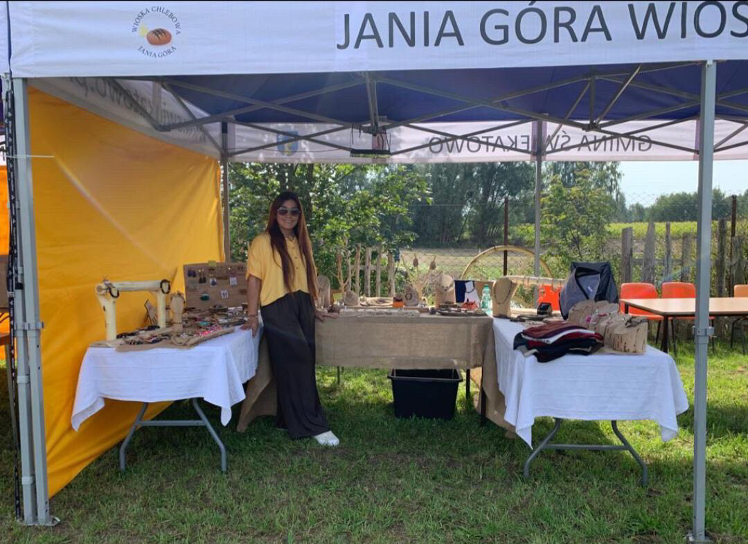 Stoisko z biżuterią ręcznie robioną podczas lokalnego festiwalu plenerowego