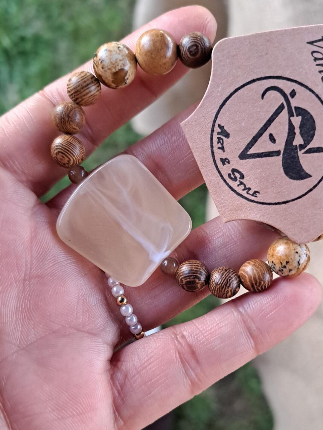 Bransoletka z kamieni naturalnych z jasnym kamieniem i drewnianymi koralikami